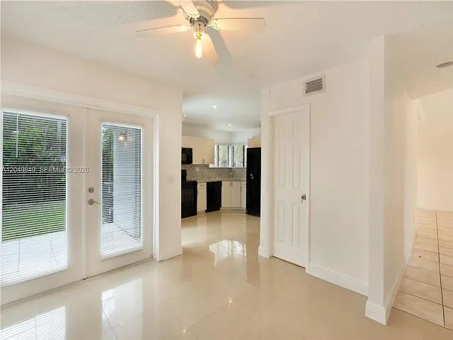 3 bed, 2.5 bath, 1414 sqft, $3,400 — Photo 3