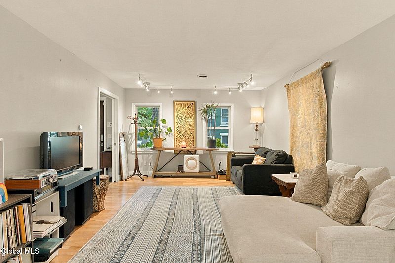 4th image of 204 Jay Street