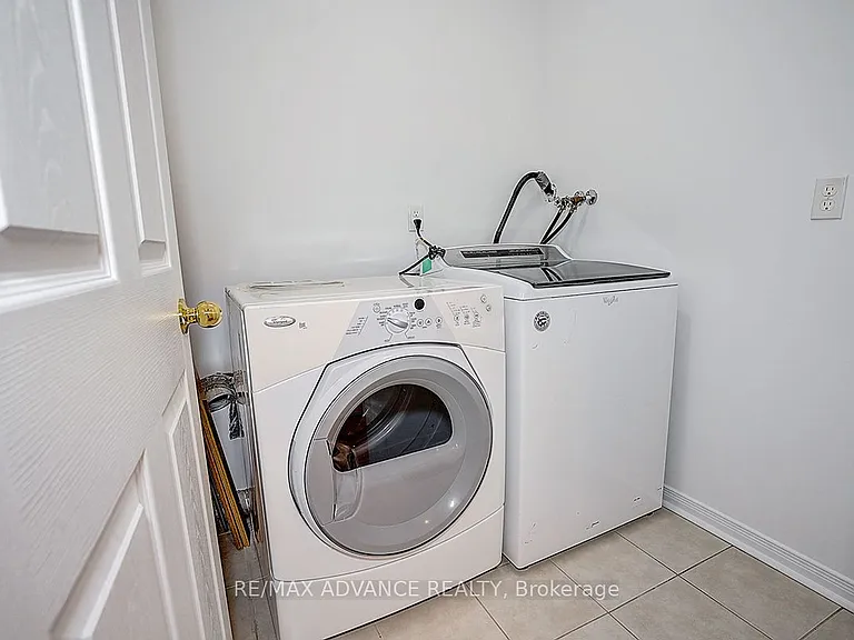 137 Laramie Cres — Photo 32
