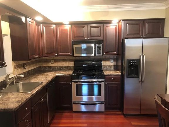3rd image of 44 Greenview Ln #44