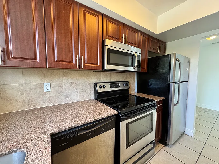 425 NE 7th Ave #5 — Photo 10