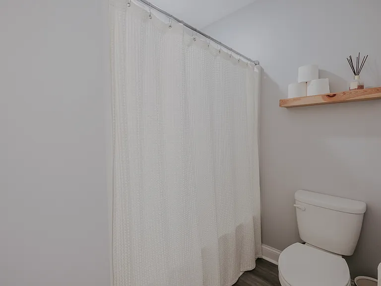 Guest Bathroom - Tub/Shower Combo
