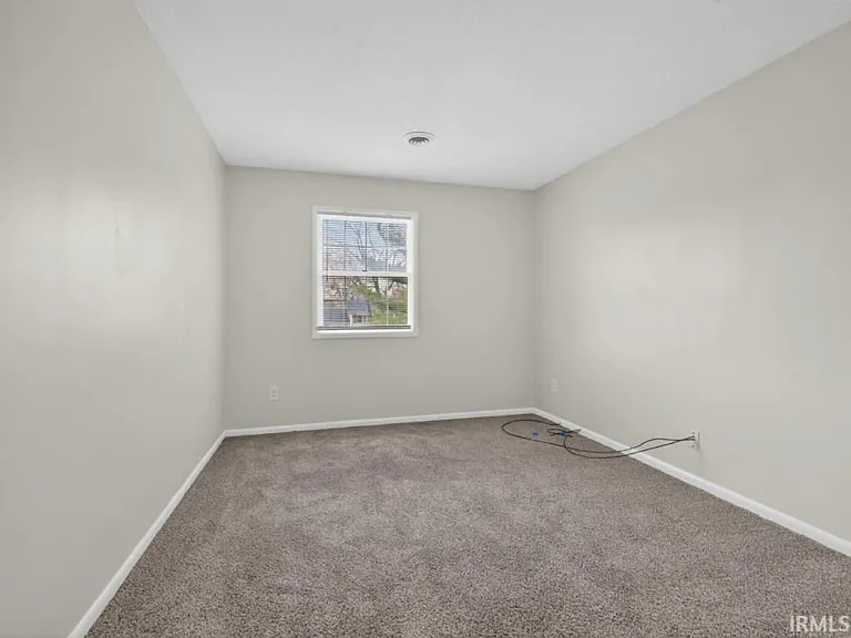 924 E Washington Center Rd — Photo 27