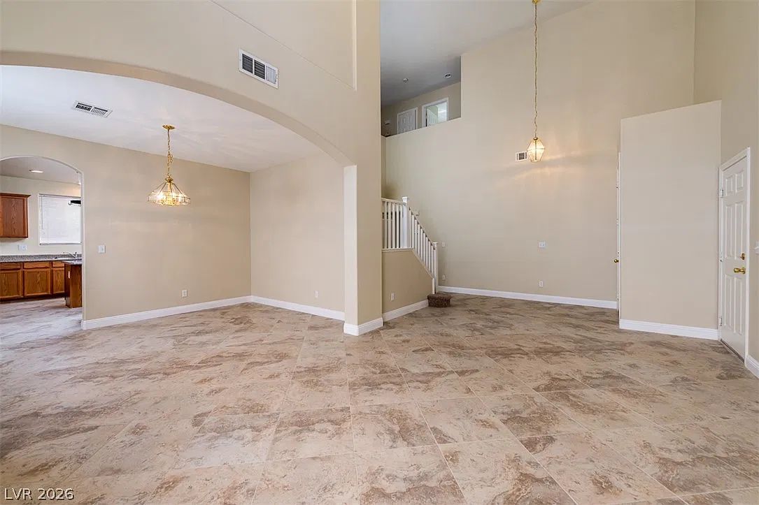 5 bed, 3.0 bath, 2556 sqft, $2,350 — Photo 3