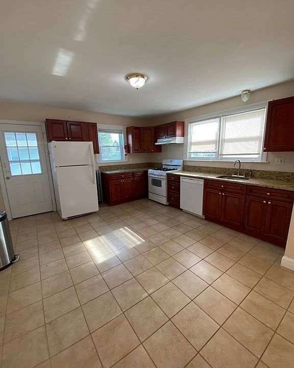 1st image of 203 Boylston St #2