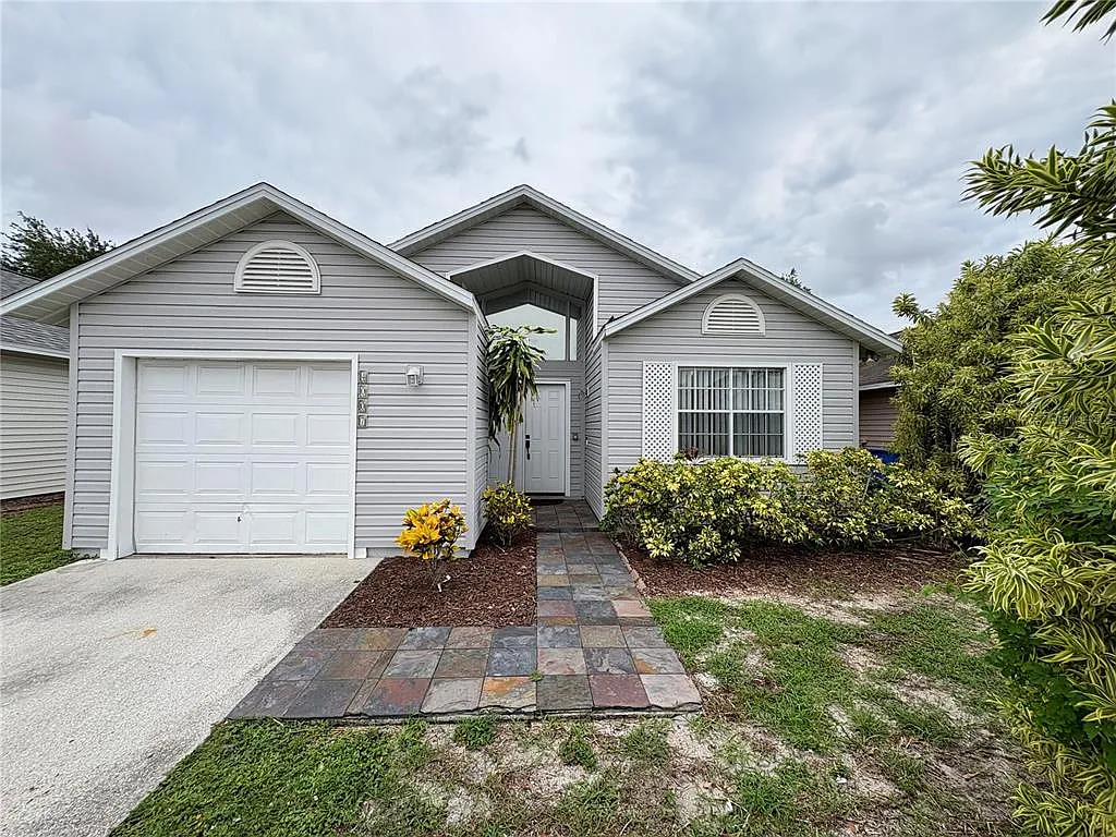 3 bed, 2.0 bath, 1167 sqft, $2,300 — Photo 2