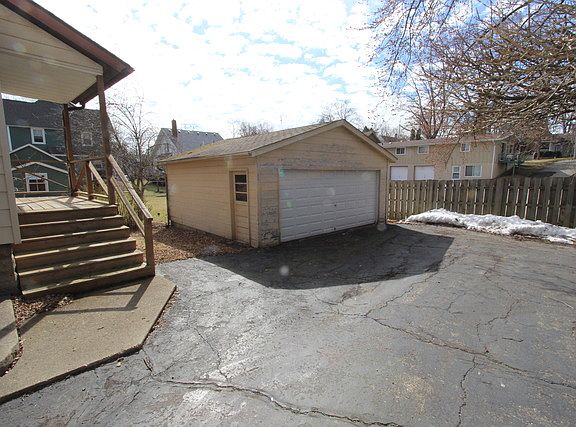 4th image of 146 Lawrence Ave