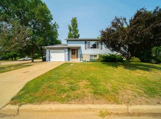 118 W 11th St, New England, ND 58647