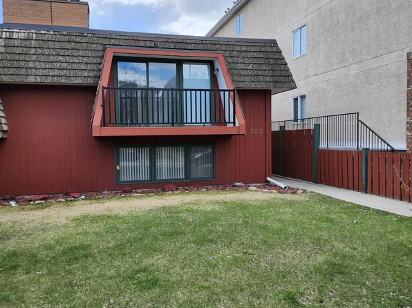 703 56th Ave SW #1, Calgary, AB T2V 0G9