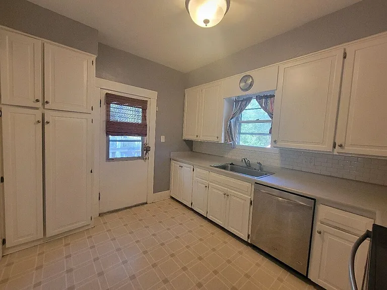 1104 N Institute St — Photo 12
