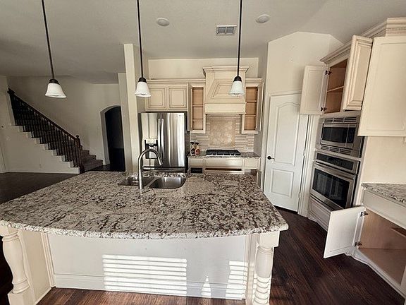 3rd image of 1079 Canterbury Ln