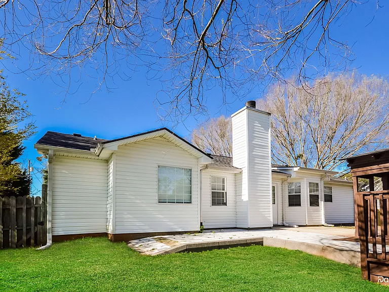 300 Claremont Dr — Photo 14