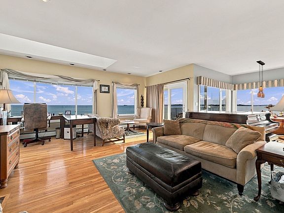 4th image of 9 Lynn Shore Dr #Penthouse