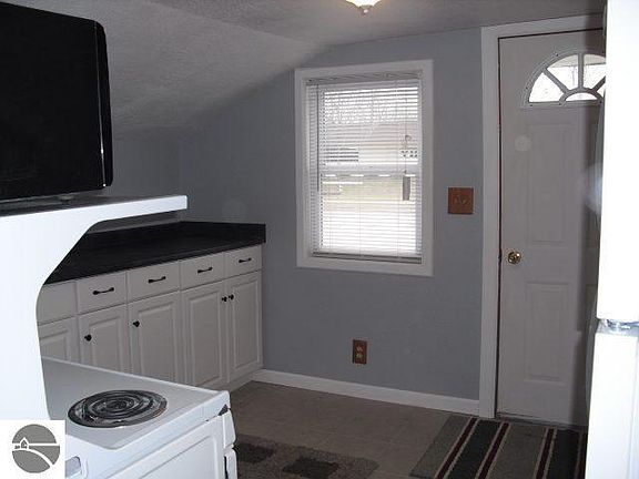 4th image of 211 Ames St