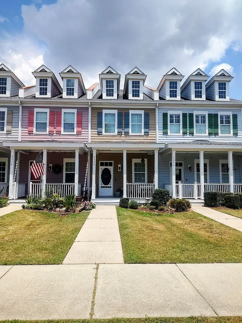 Beautiful 2 Bedroom Townhome in Market Common Prime Location Near the Beach! — Photo 2