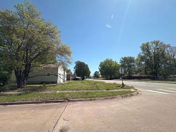 4th image of 1900 Chandler Rd