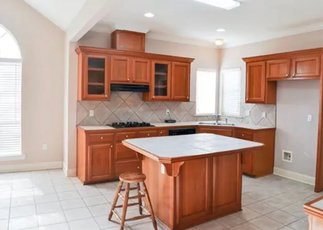 3 bed, 2.5 bath, 2500 sqft, $2,100 — Photo 4