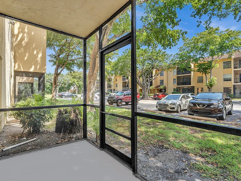470 NW 20th St — Photo 38