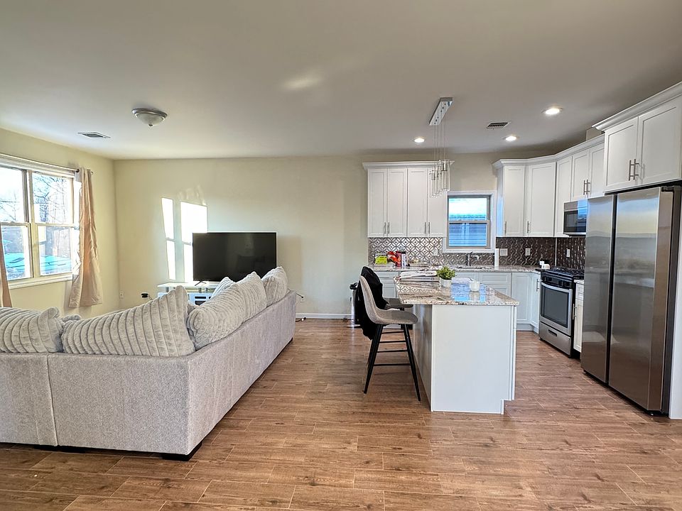 1st image of 170 Edgegrove Ave #2