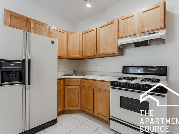 2nd image of 2424 N Greenview Ave #2F