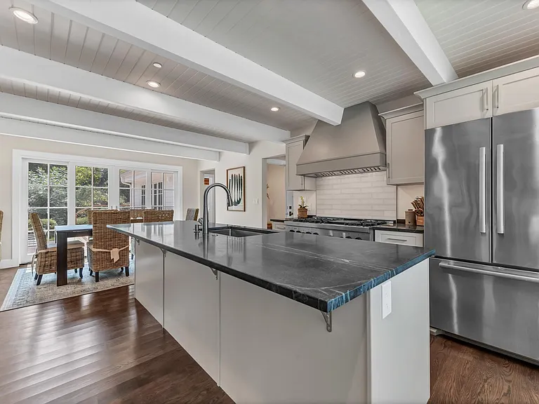 275 E Napa St — Photo 7