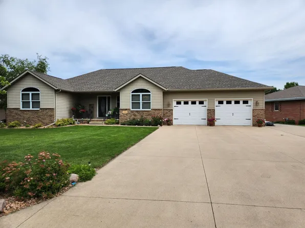 216 Green Lea Ln, Albert Lea, MN 56007