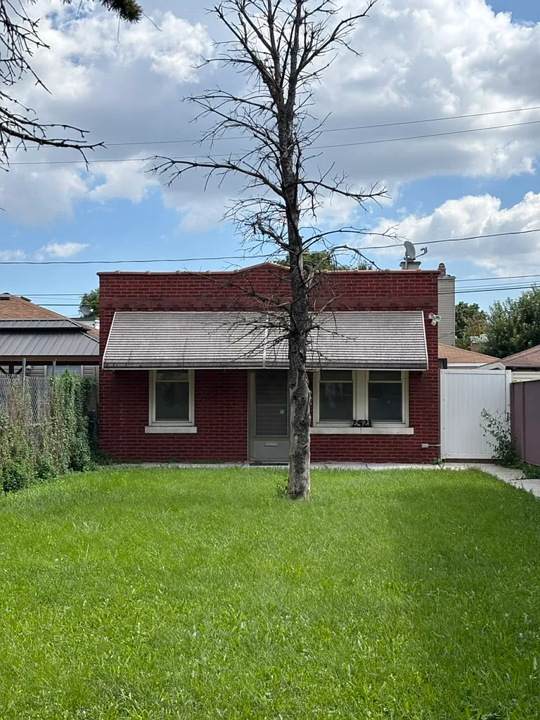 3 bed, 980 sqft, $2,050 — Photo 1