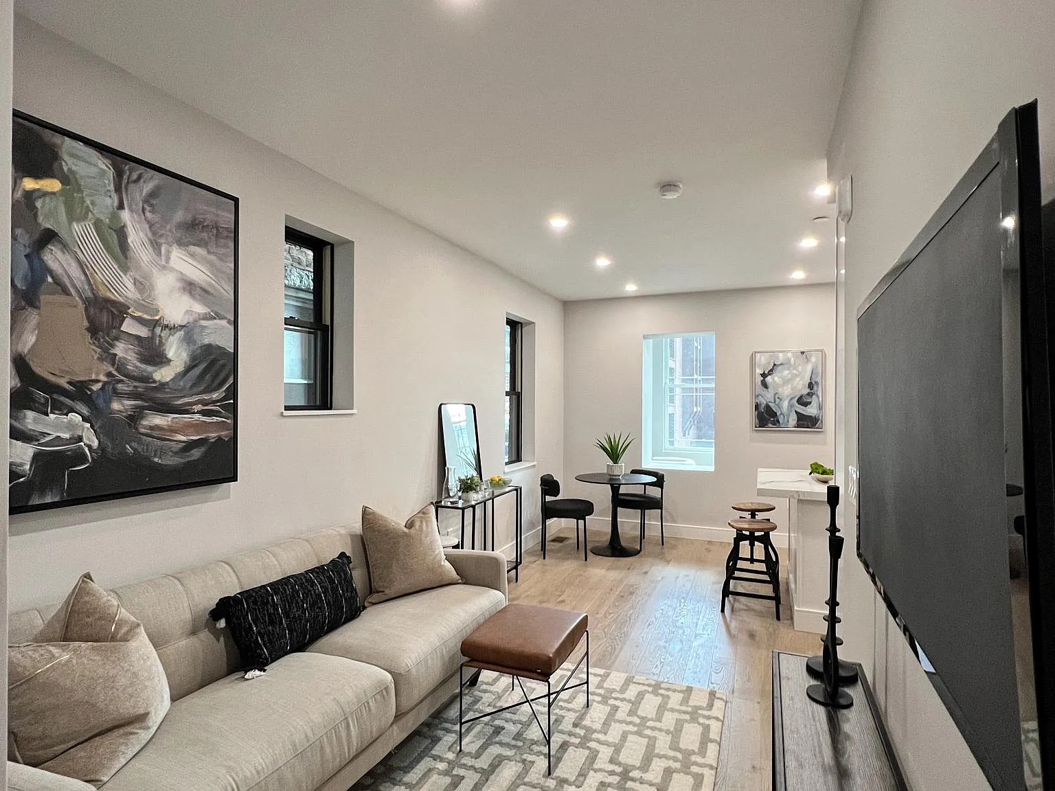 3 bed, 1000 sqft, $3,800 — Photo 4