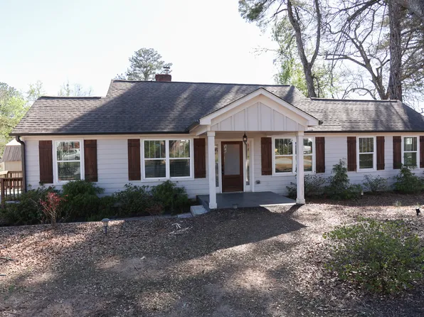 68 Hayes St, Toccoa, GA 30577