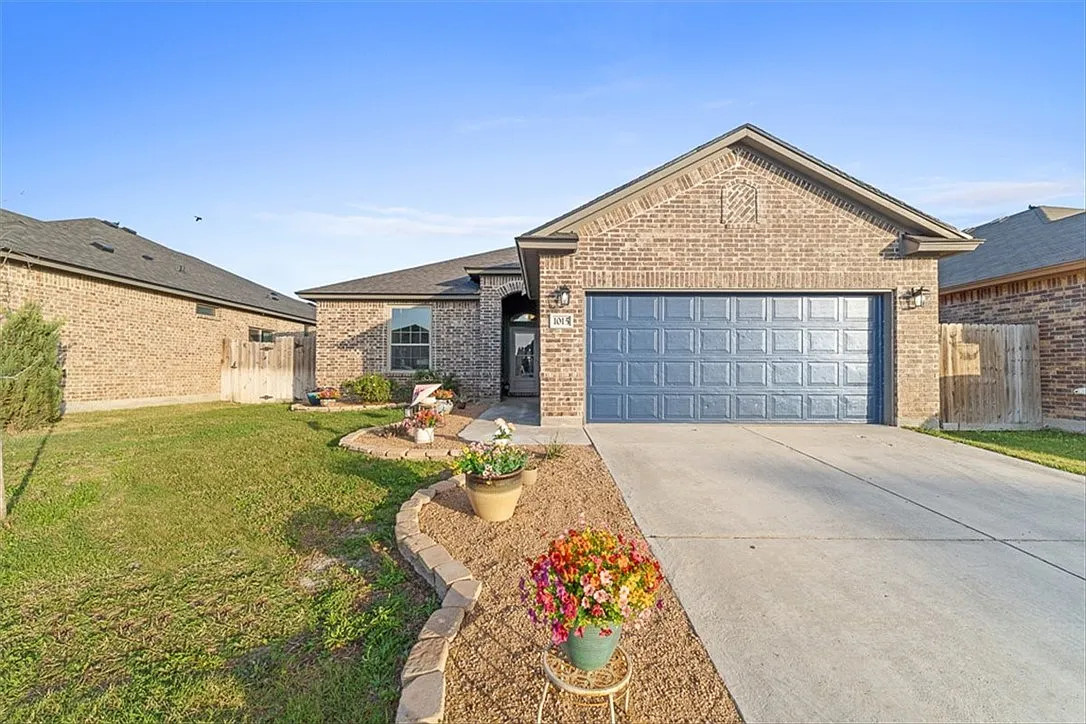 4 bed, 2.0 bath, 1673 sqft, $2,400 — Photo 1