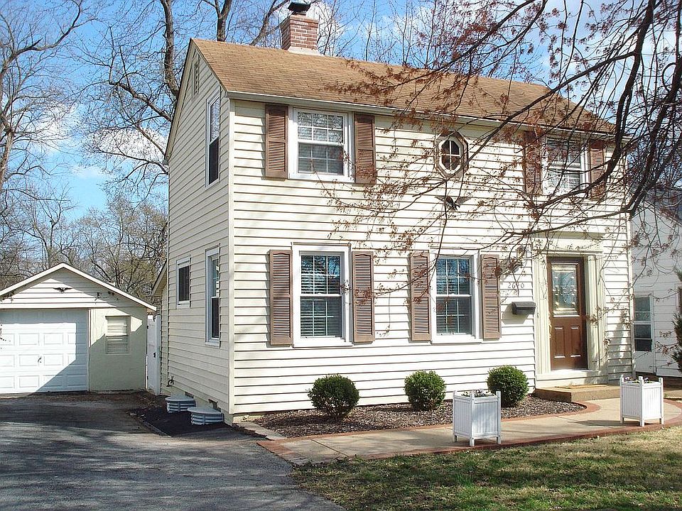 Front of home with garage