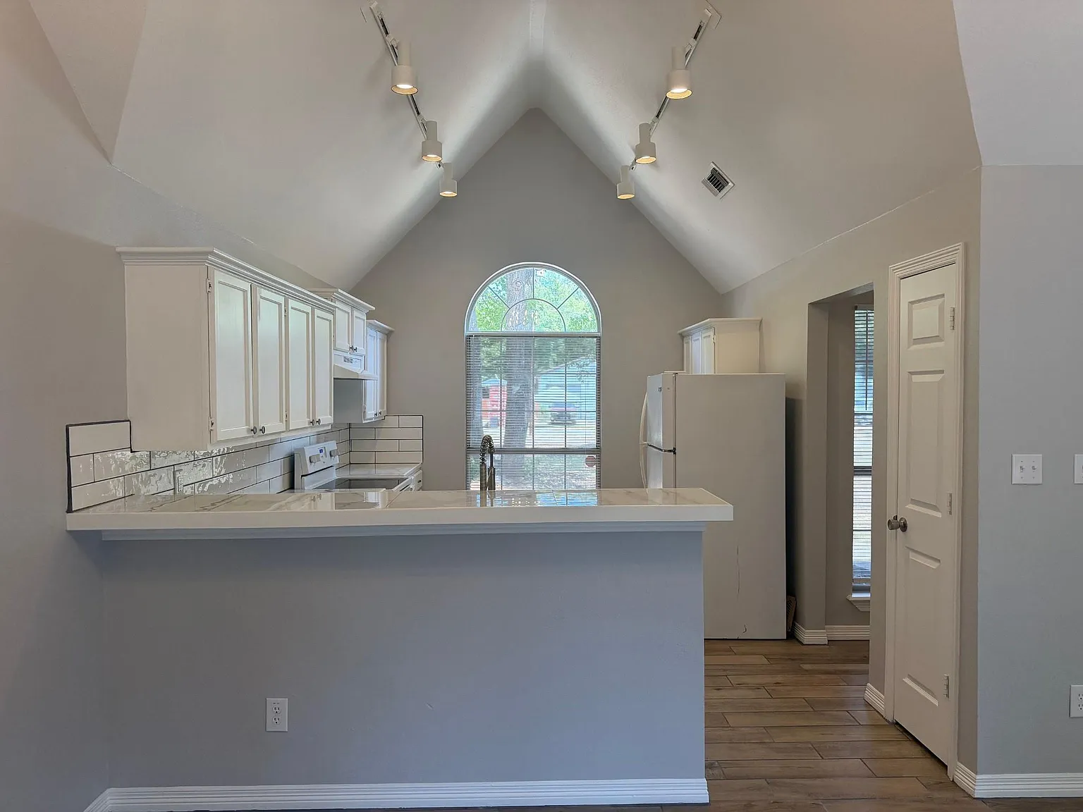3 bed, 2.0 bath, 1274 sqft, $2,100 — Photo 4