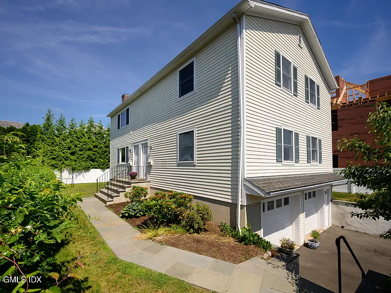 157 E Elm St #B — Photo 1