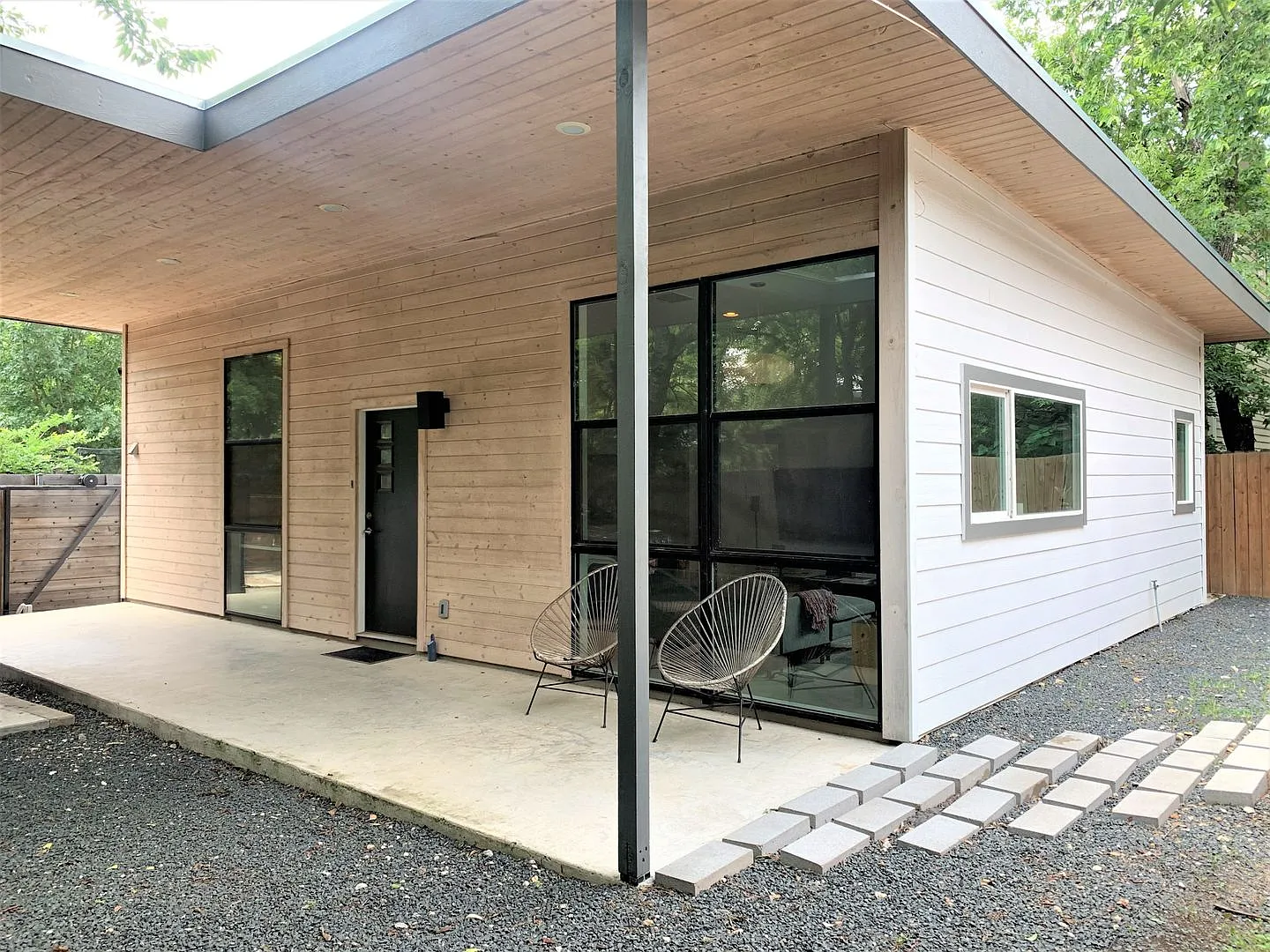 Awesome East Austin Flat — Photo 1