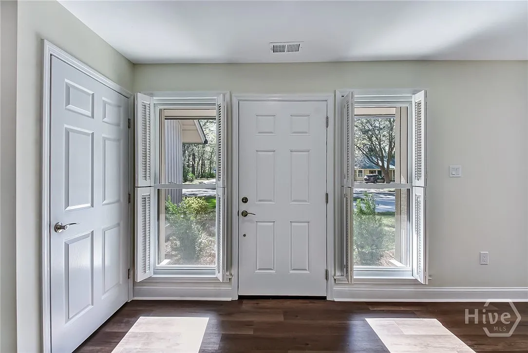 3 bed, 2.0 bath, 2656 sqft, $4,000 — Photo 4