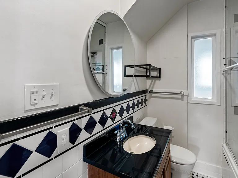 1102 N Anderson St — Photo 7