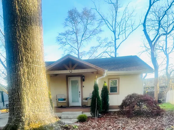 930 Maple St, Hendersonville, NC 28792