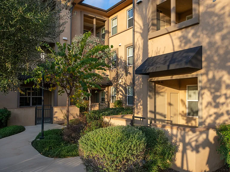 La Verne Village Luxury Apartment Homes — Photo 66