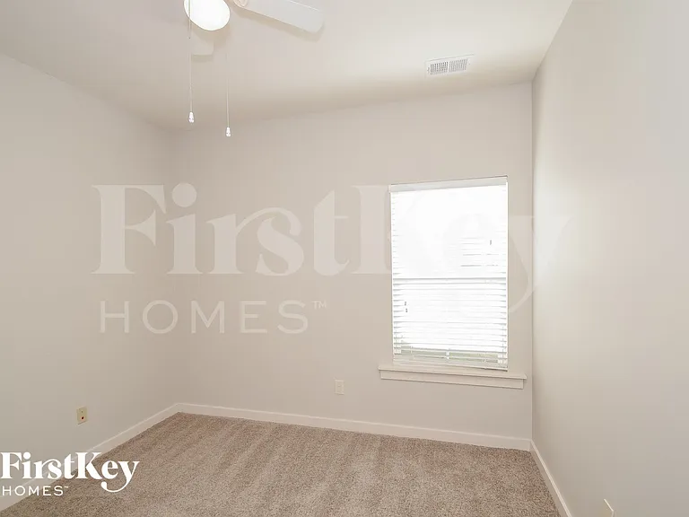 810 Hawthorn Ln — Photo 11