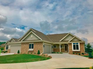 1428 Red Oak Dr, Hartford, WI 53027