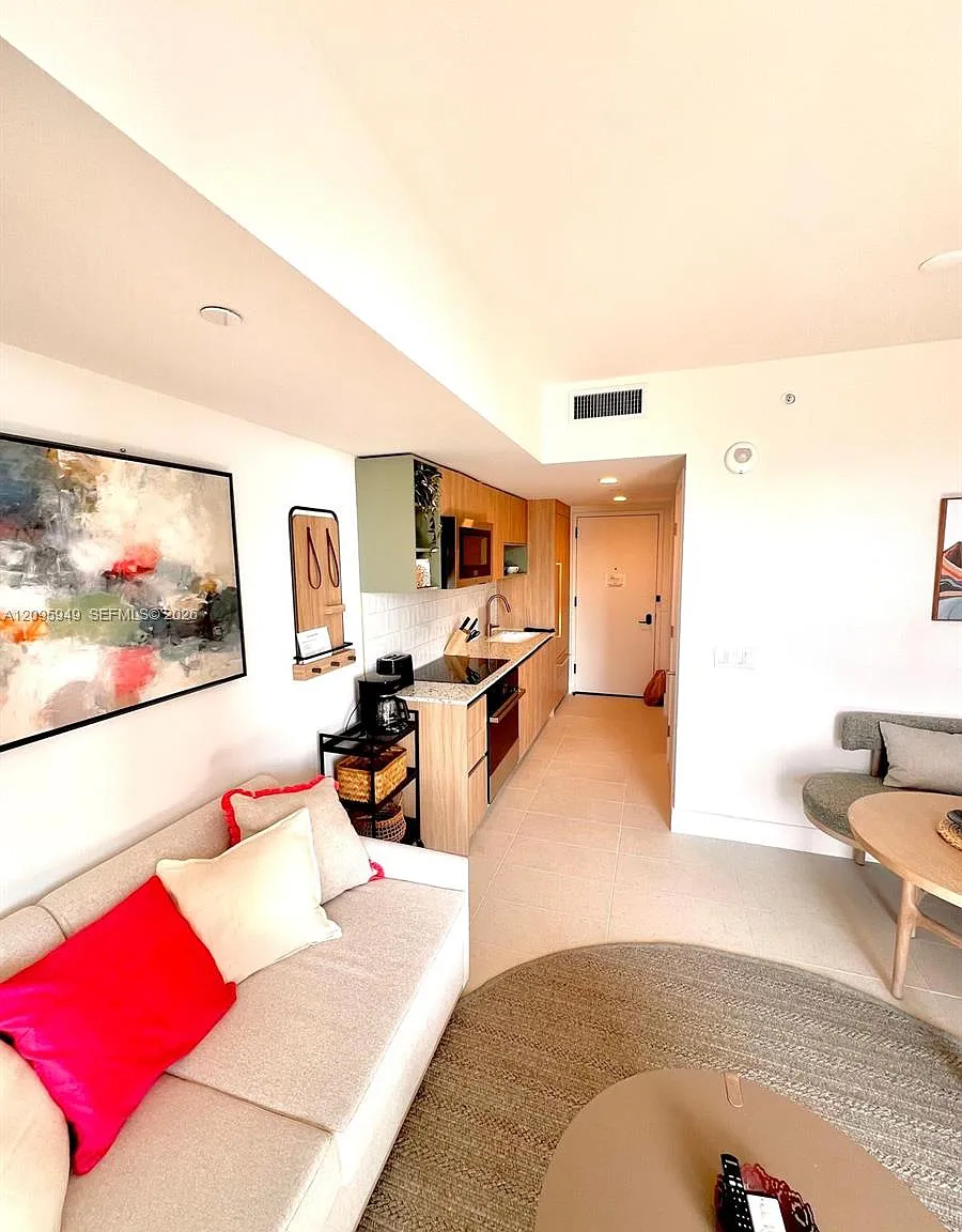 1 bed, 1.0 bath, 653 sqft, $3,200 — Photo 2