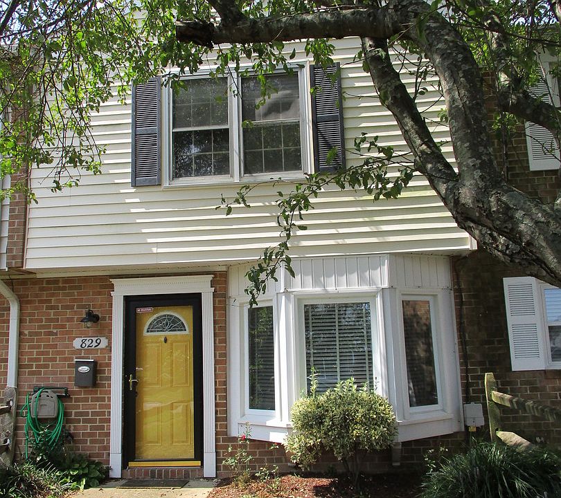 1st image of 829 Cambridge Dr