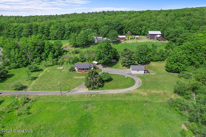 3rd image of 817 Clarksville Road