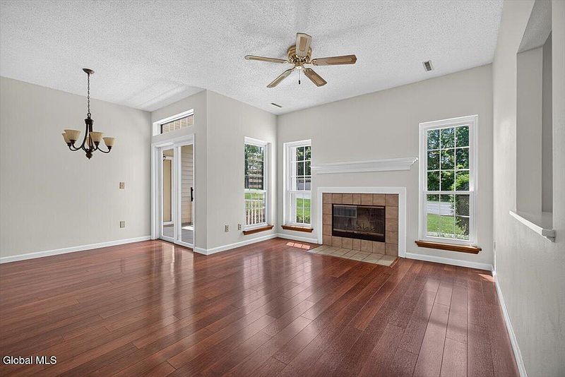 3rd image of 1011 Hampton Place Boulevard