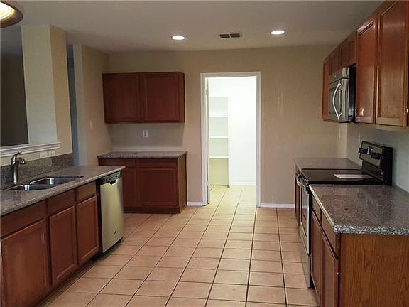 3rd image of 2909 Groveland Ct