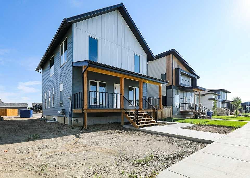 1st image of 411 S Caledonia Blvd W