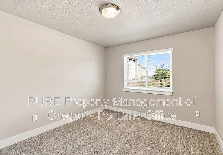 588 NE Alderwood Dr — Photo 24