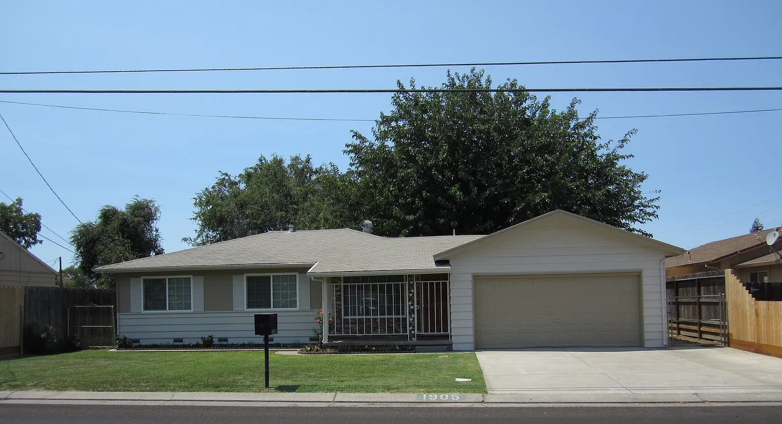 1905 S Adelbert Ave photo 1
