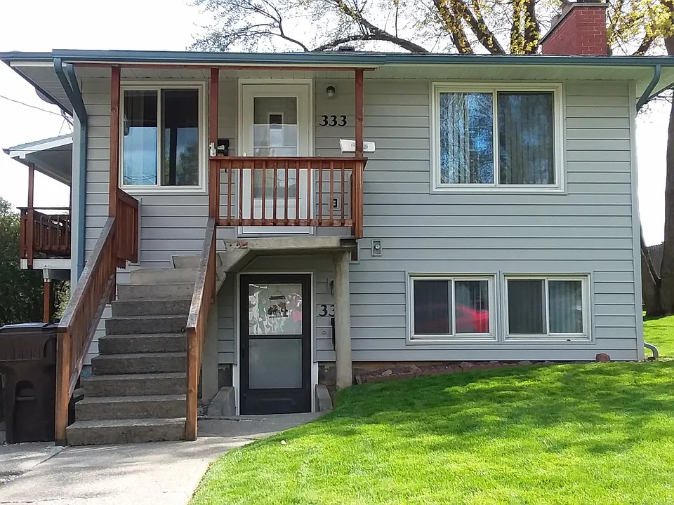 3 bdrm. 1 bath Duplex in quiet neighborhood. Away from campu
