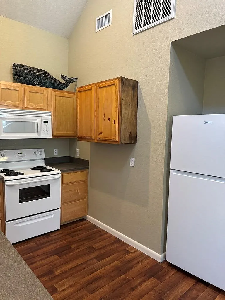 3 bed, 2.0 bath, 1327 sqft, $1,250 — Photo 4